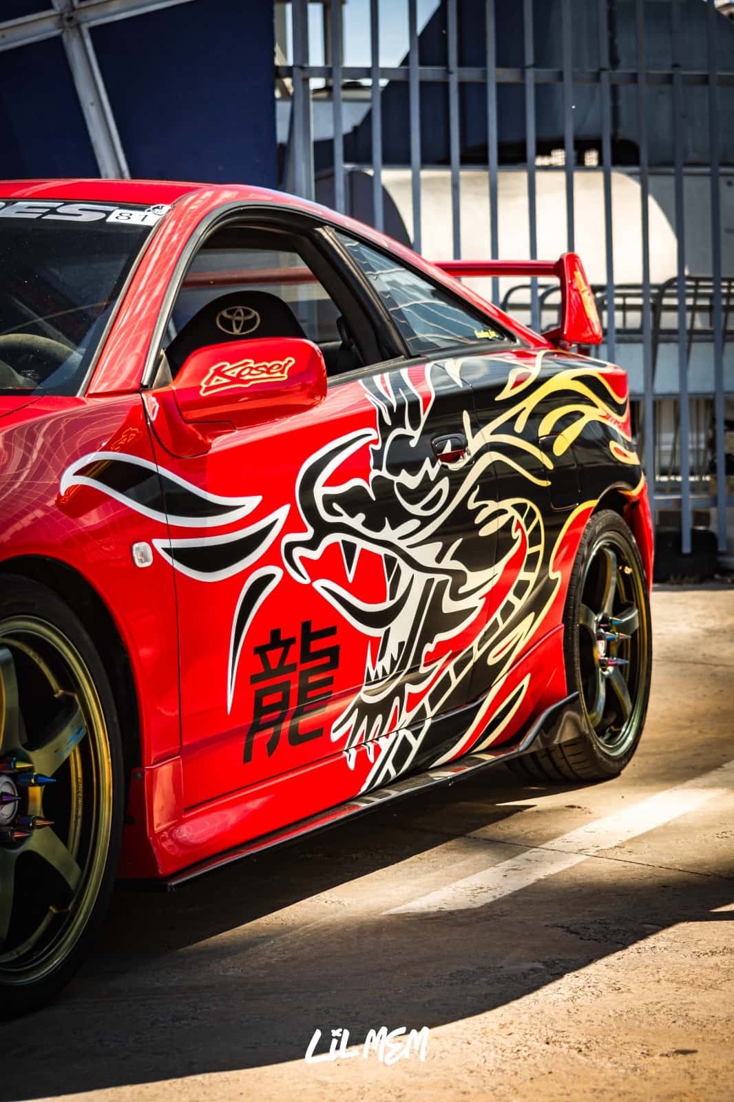 Detail dračieho motívu na dverách červenej Toyoty Celica