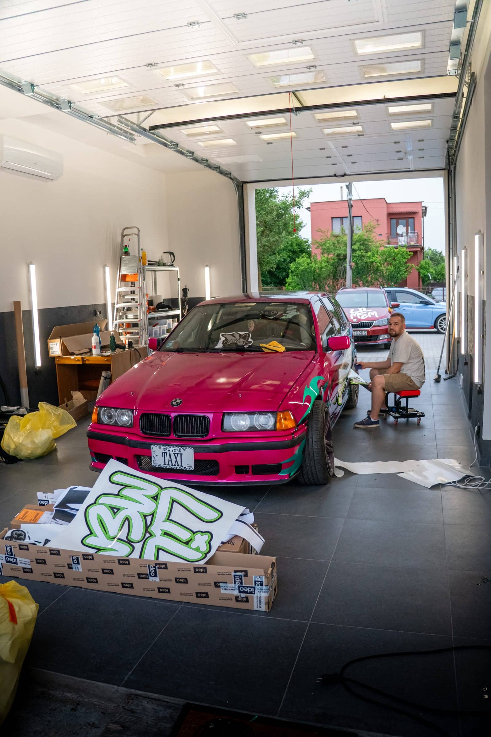 Dielňa LIL MEM s ružovým BMW E36 a pripravenými nápismi na polep