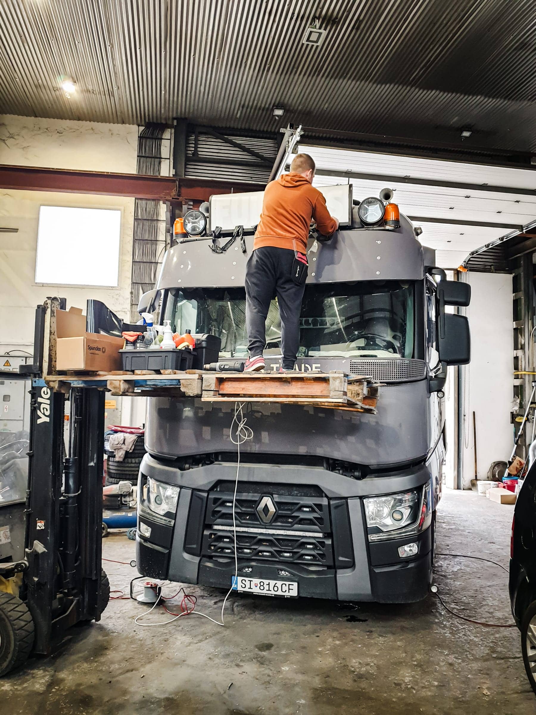 Polep kabíny kamiónu Renault v hale