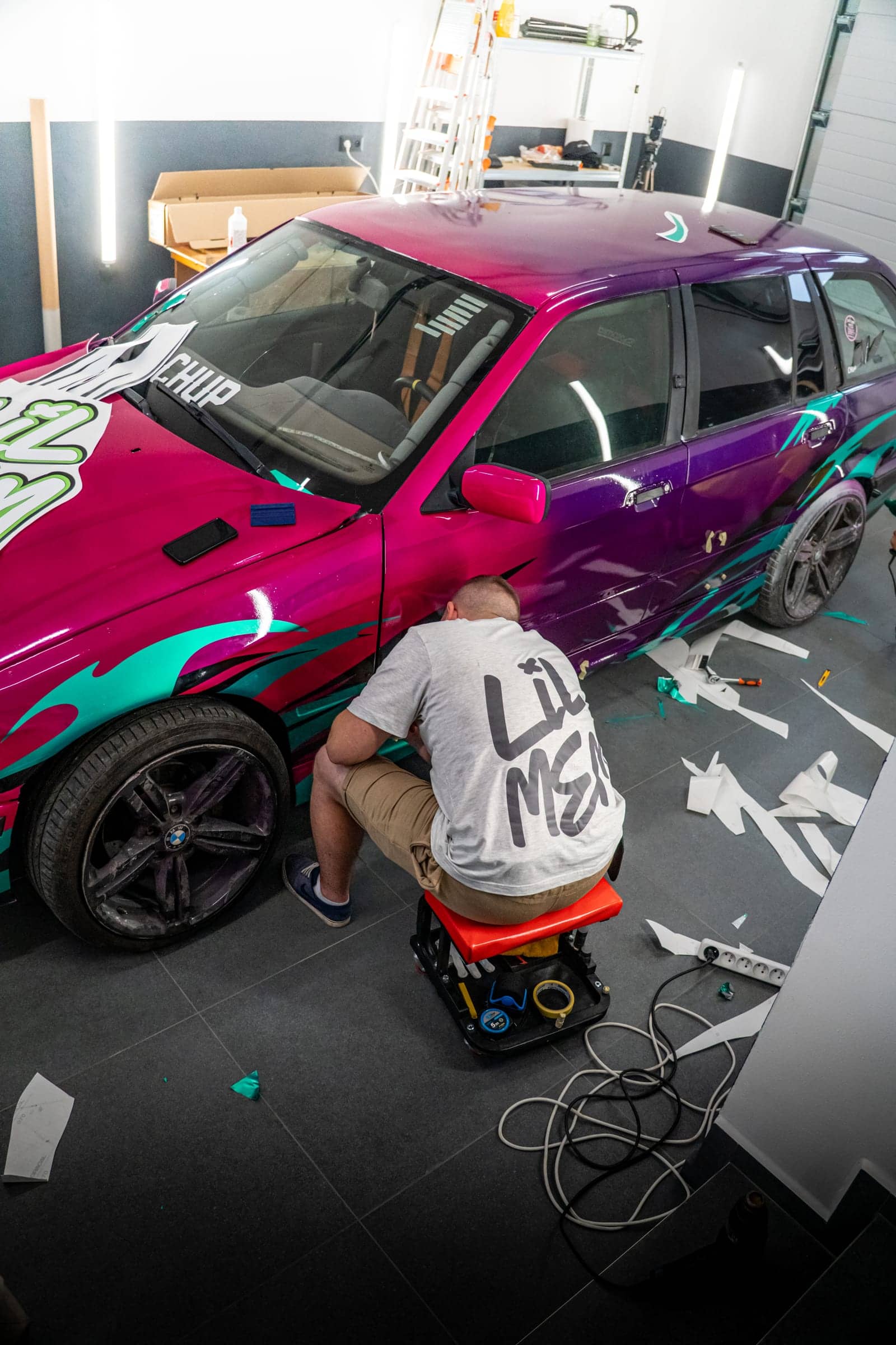Lepenie polepu German Cars Garage na ružovo-fialové BMW v dielni LIL MEM