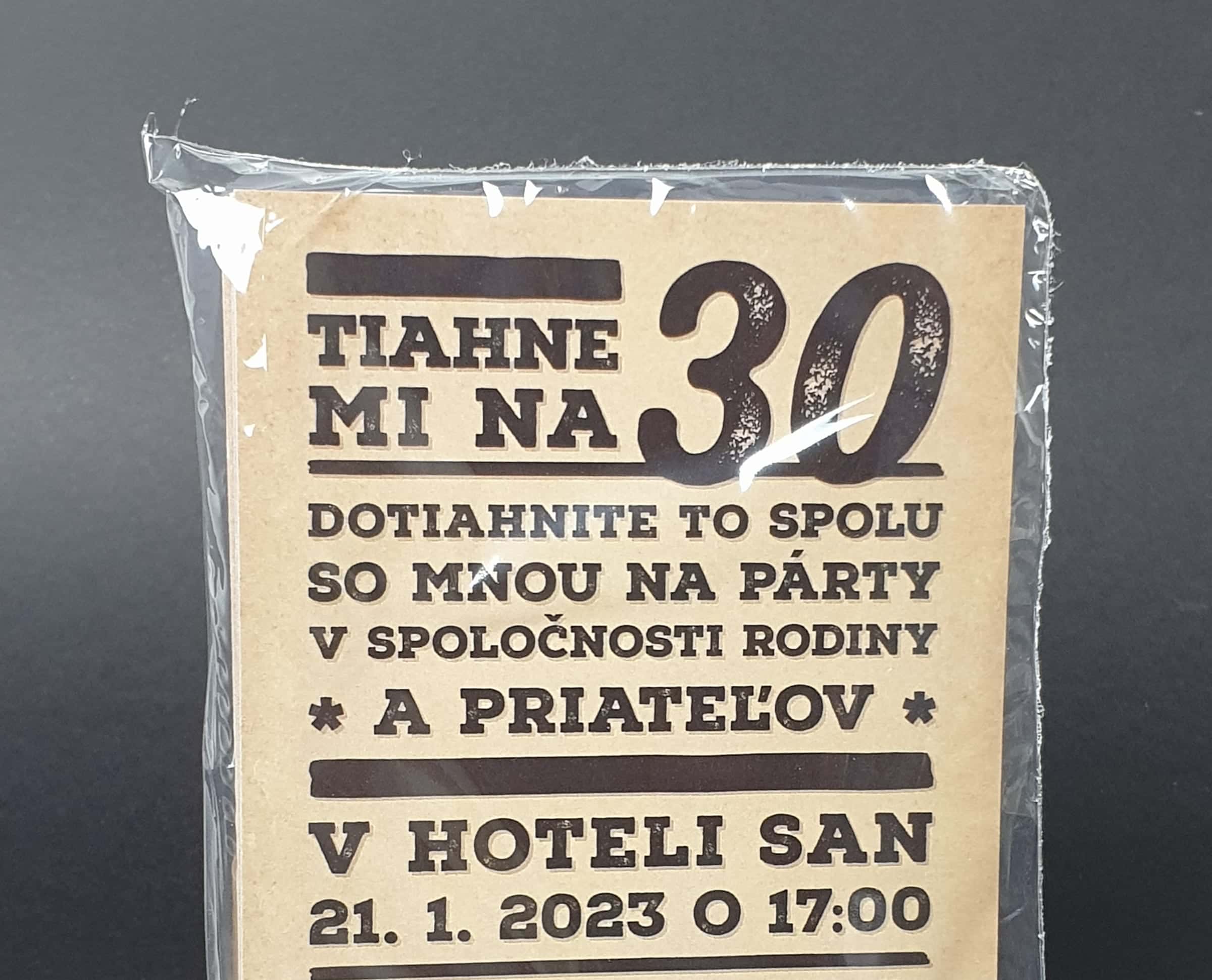 Tlačená pozvánka na oslavu v retro štýle na kraftovom papieri