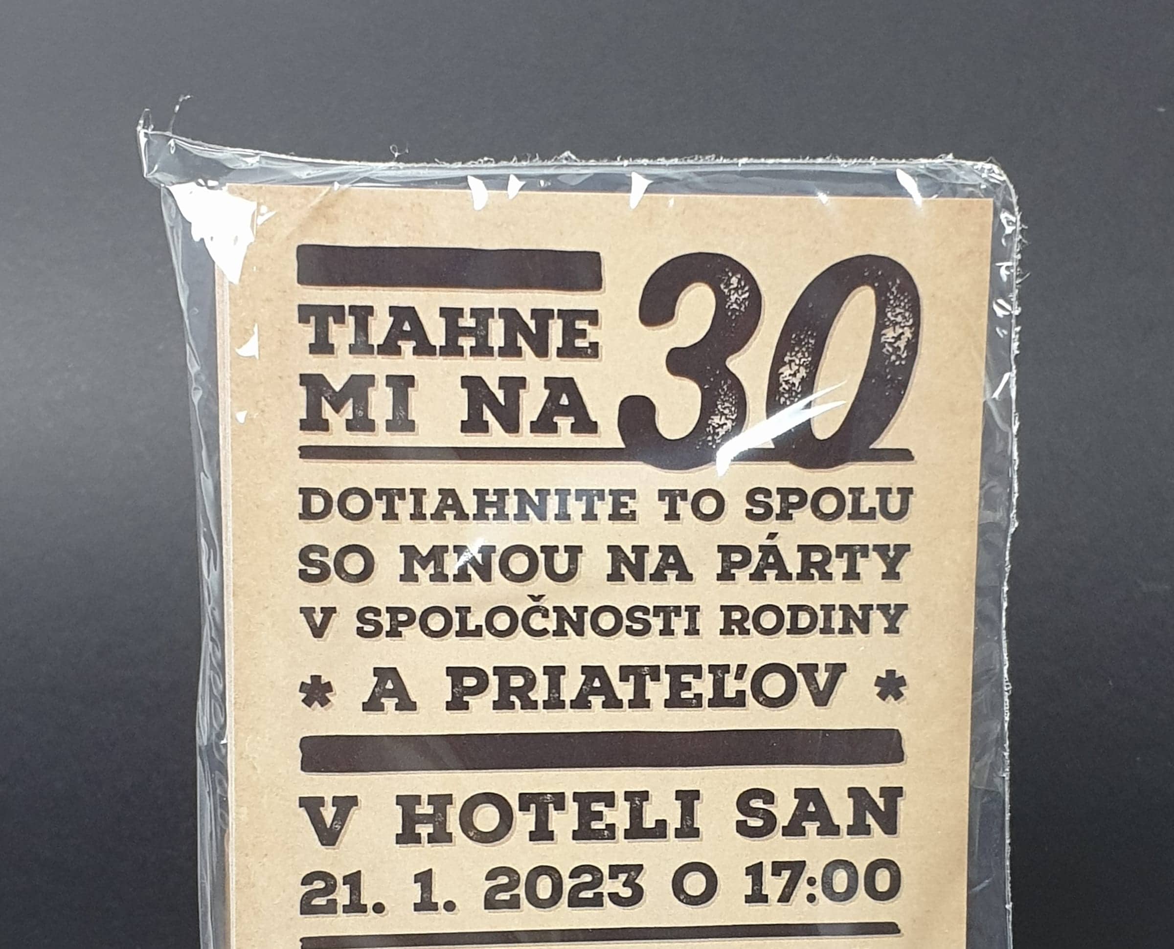 Tlačená pozvánka na oslavu 30. narodenín v retro štýle na kraftovom papieri