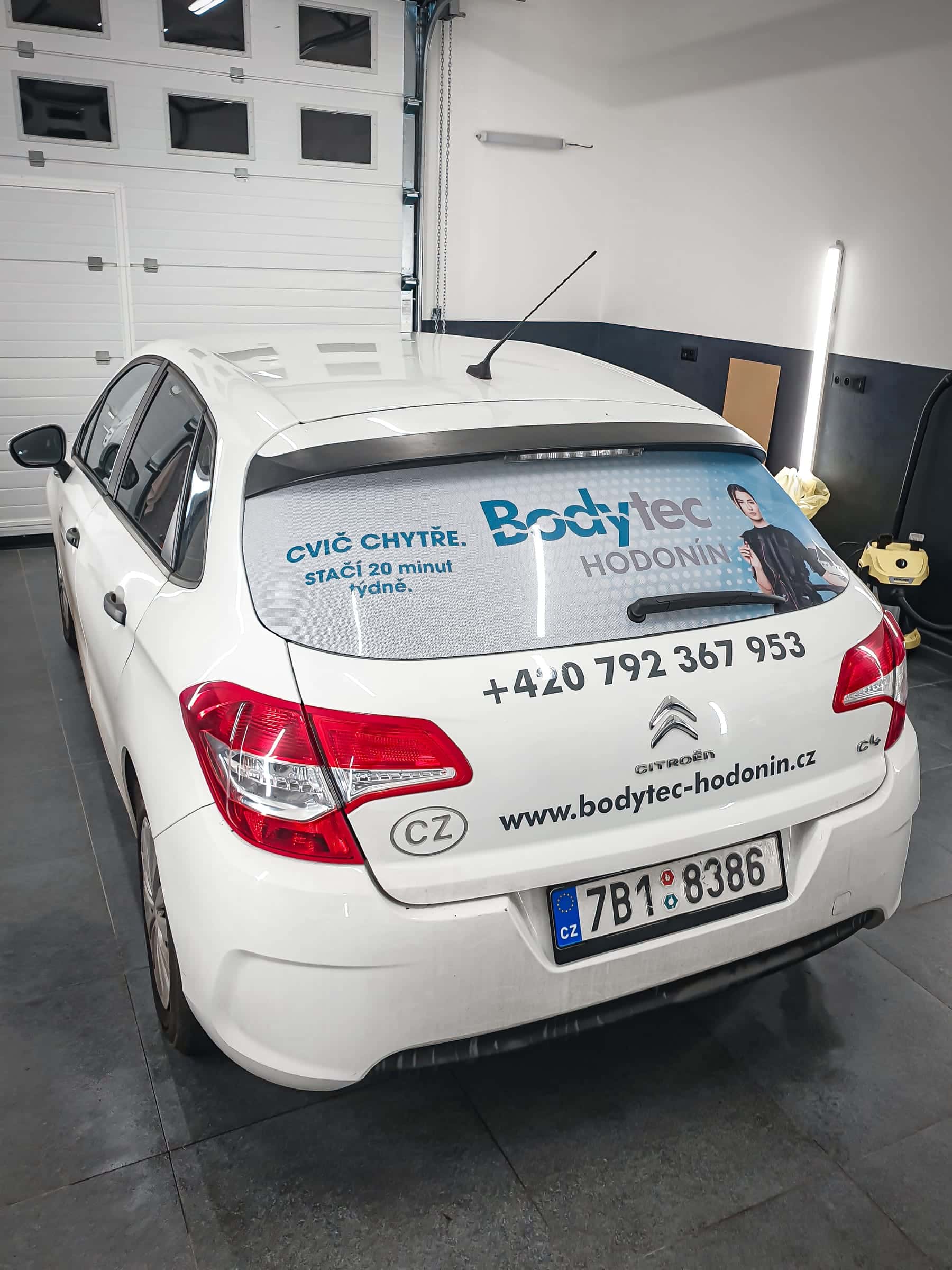 Biely Citroën C4 s potlačou zadného okna a nápismi Bodytec Hodonín v dielni