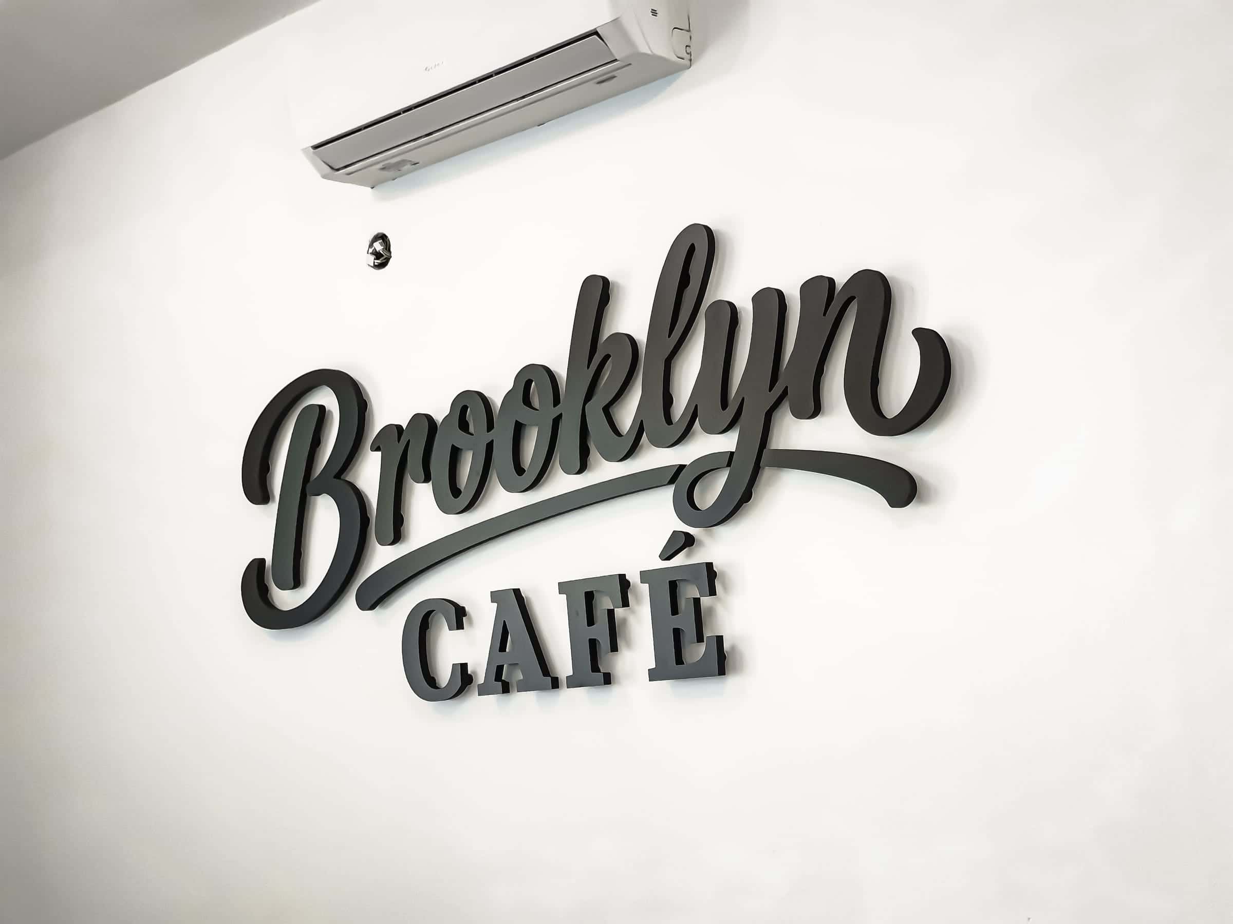 Priestorové 3D logo Brooklyn Café na bielej stene