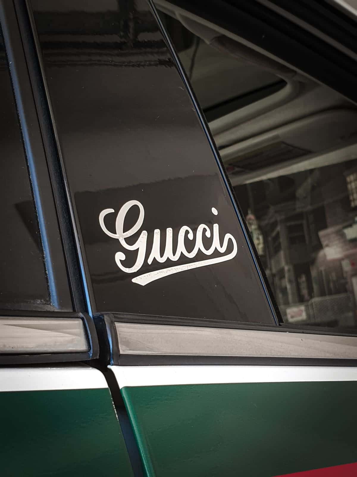 Rezaný nápis Gucci na stĺpiku Fiatu 500