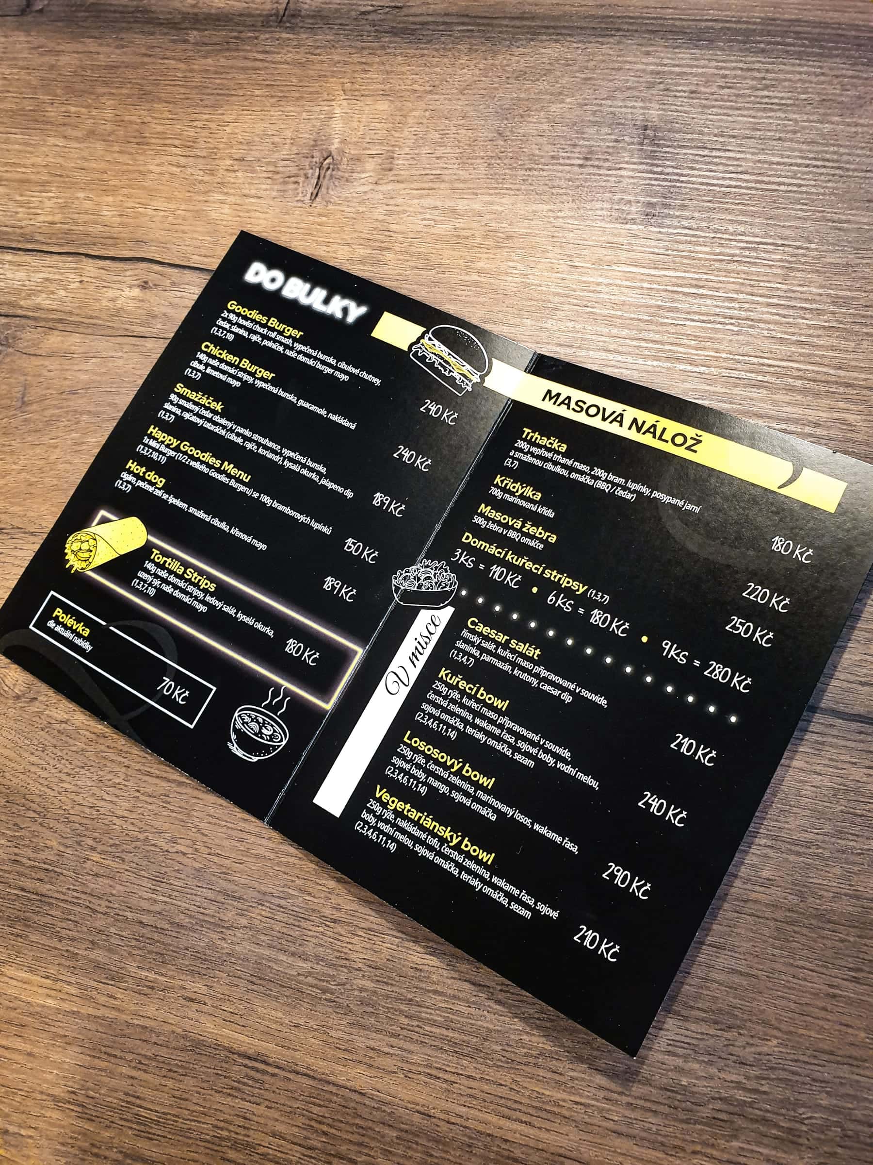 Tlačené jedálne menu Goodies Bistro v čiernom dizajne so žltými akcentmi