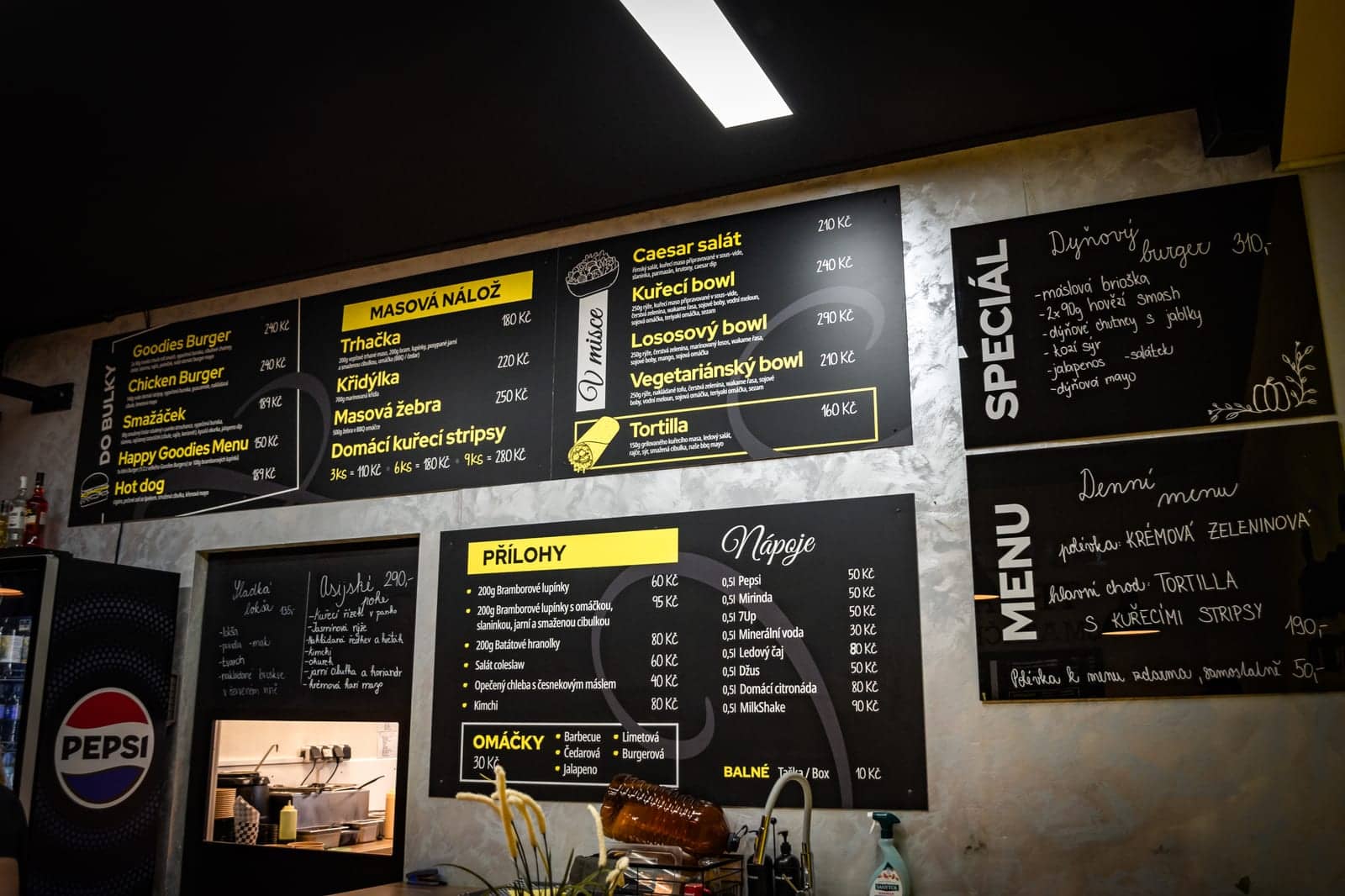 Menu tabule Goodies Bistro na stene nad pultom – burgre, bowly, prílohy a nápoje