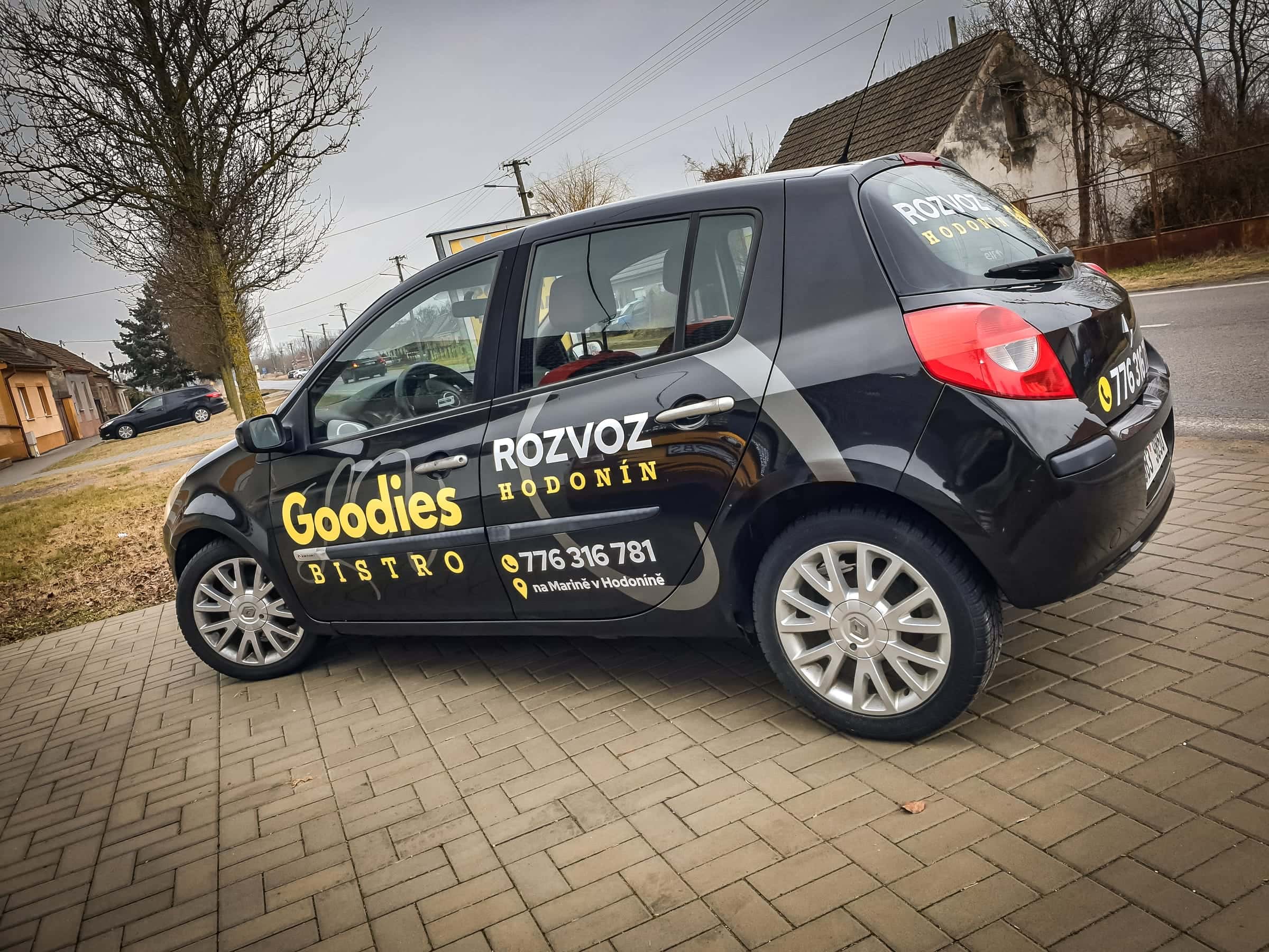 Čierne Renault Clio s polepom Goodies Bistro – Rozvoz Hodonín zboku