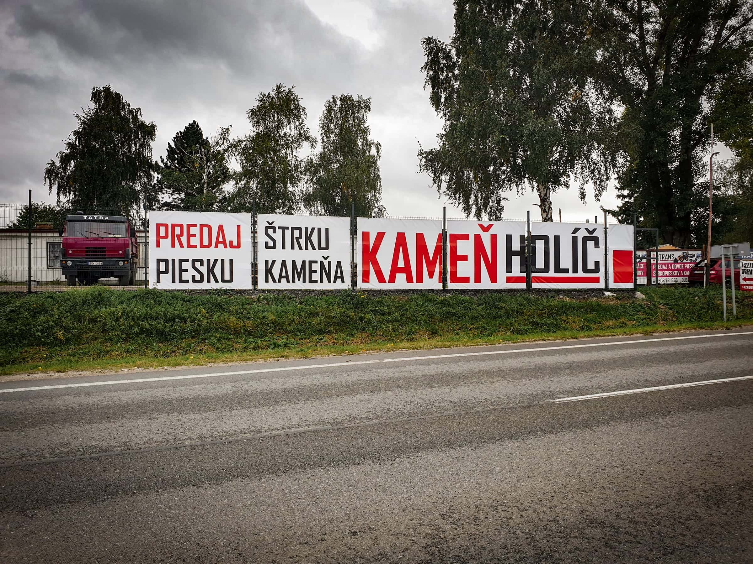 Dlhý banner Predaj piesku, štrku, kameňa KAMEŇ Holíč na plote pri ceste