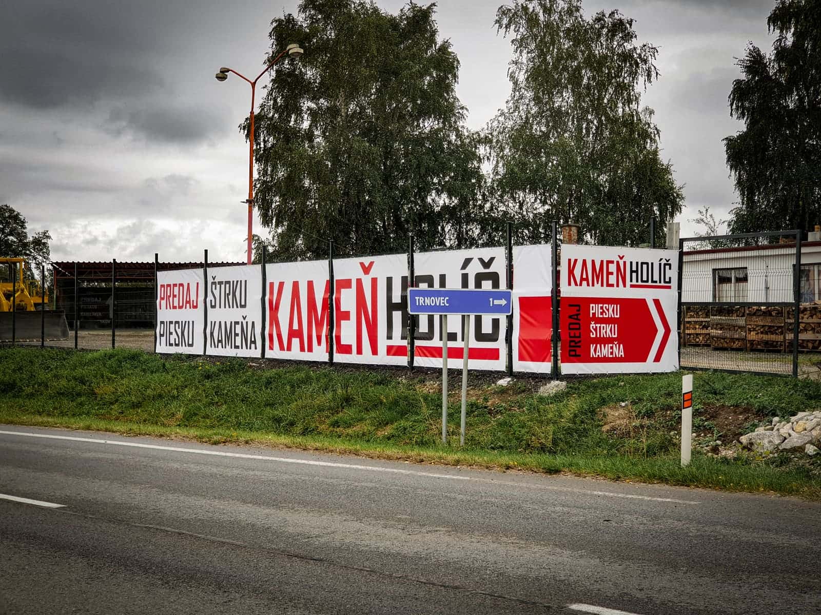 Bannery KAMEŇ Holíč – predaj piesku, štrku a kameňa – na plote pozdĺž cesty