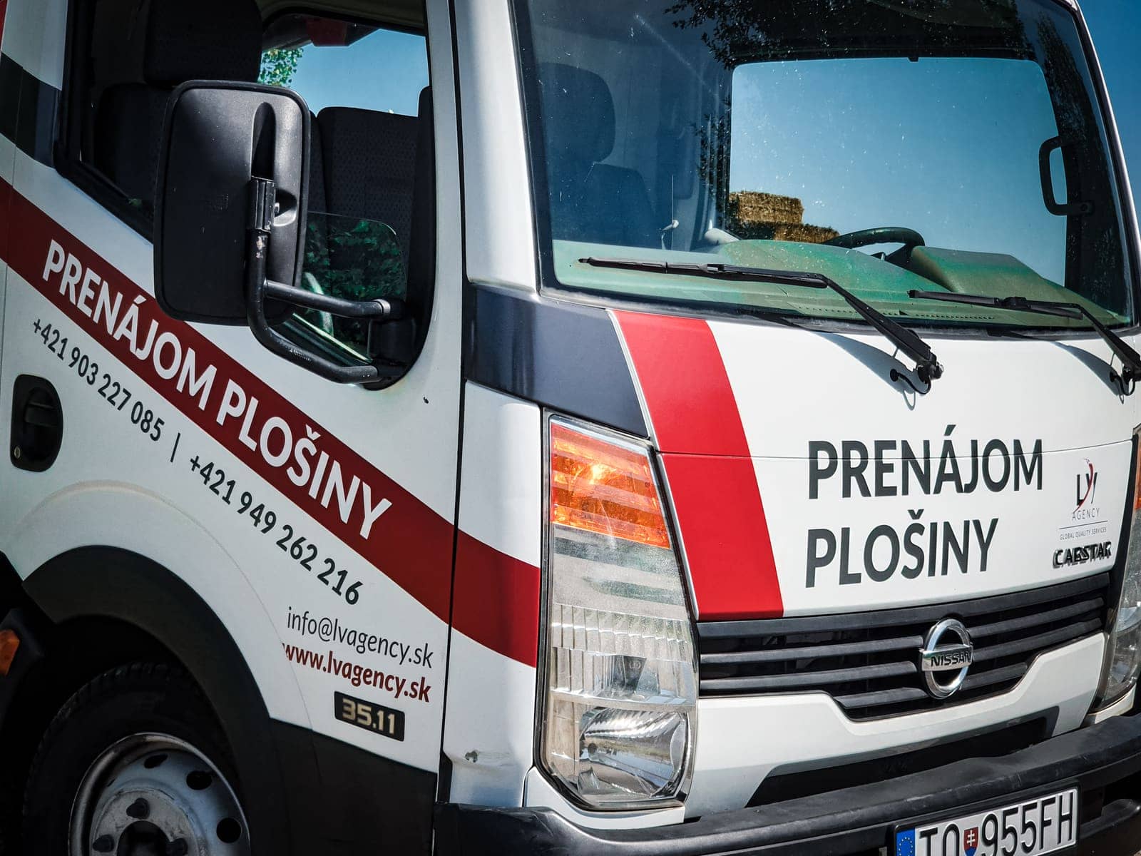 Kabína nákladného auta Nissan Cabstar s nápismi LV Agency – Prenájom plošiny, telefónne čísla a web