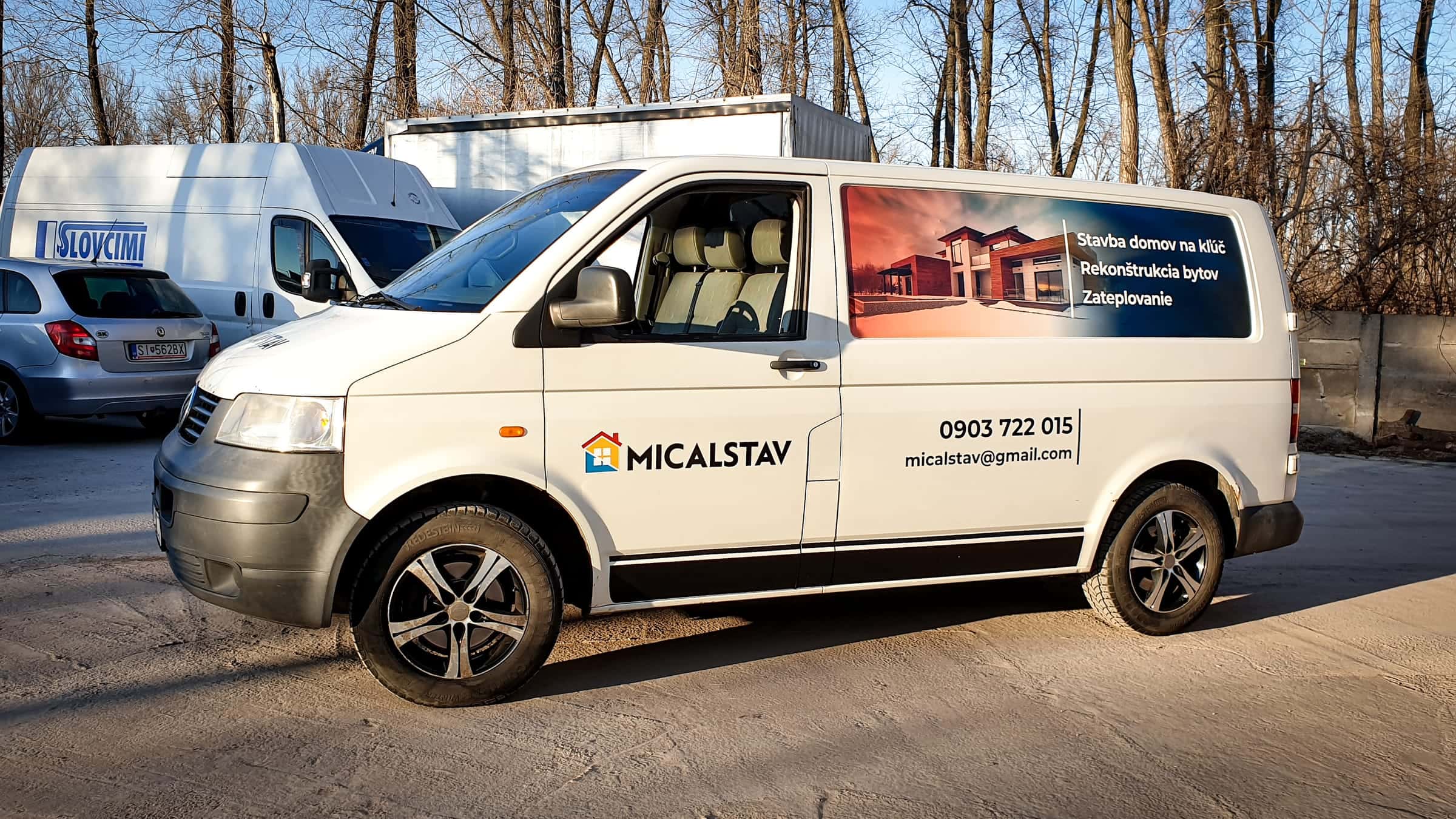 VW Transporter s polepom MICALSTAV – logo, kontakty a fotopanel Stavba domov na kľúč