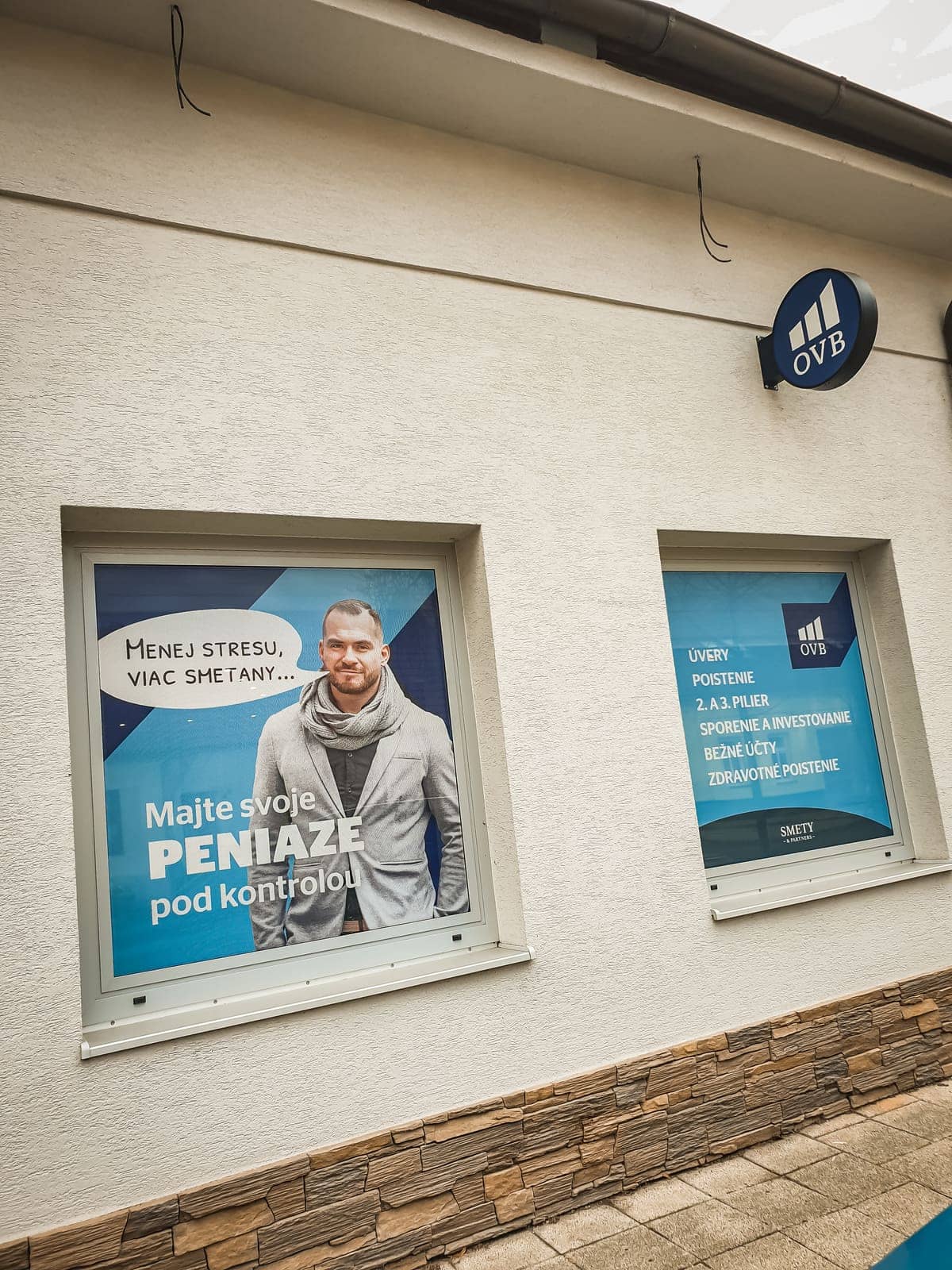 Okrúhla svetelná výstrč OVB na fasáde kancelárie nad polepenými oknami