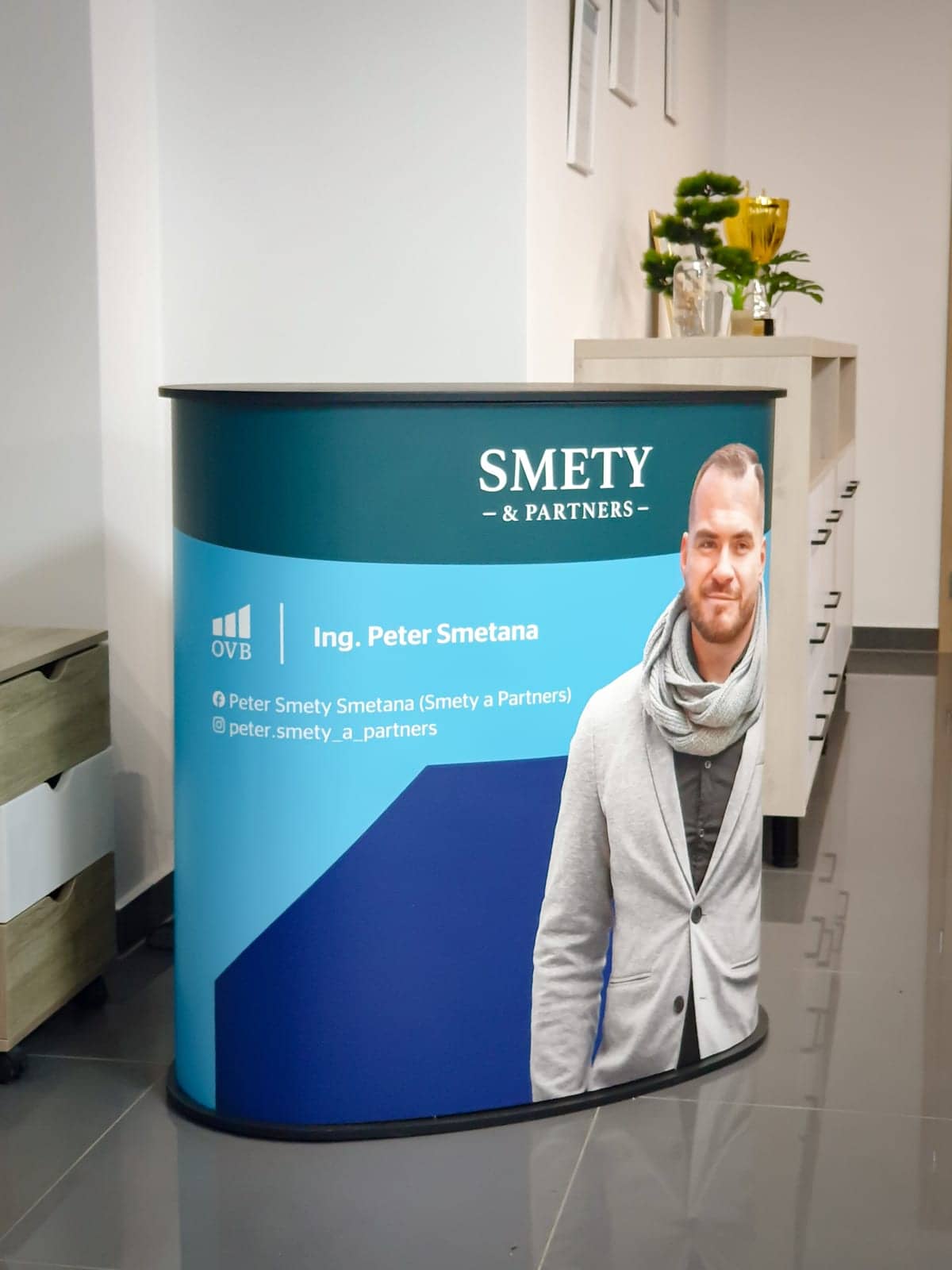 Promo stolík SMETY & Partners s portrétom poradcu