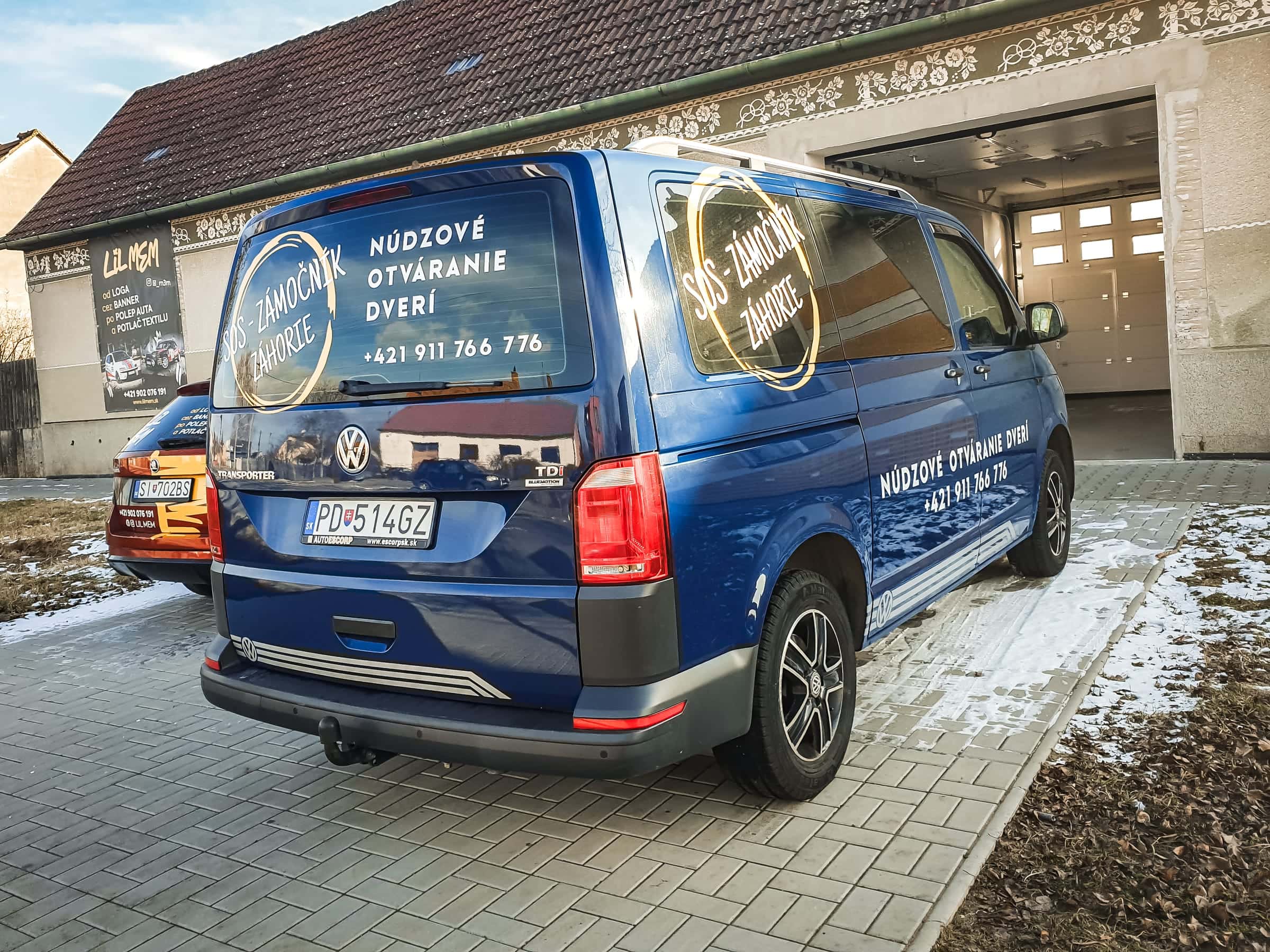 Modrý VW Transporter s polepom SOS Zámočník Záhorie – núdzové otváranie dverí