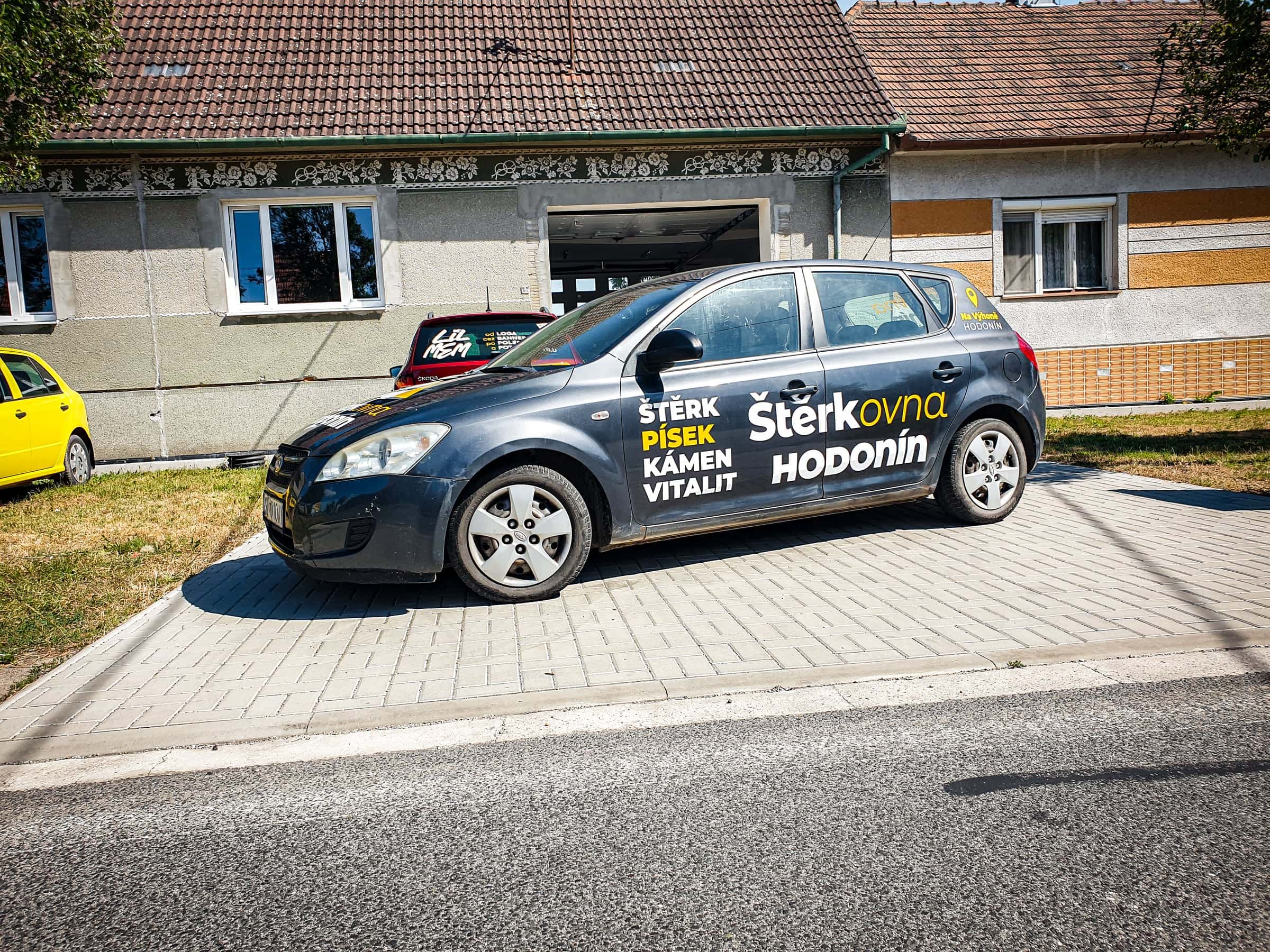 Sivá Kia Ceed s firemným polepom Štěrkovna Hodonín – štěrk, písek, kámen – zboku