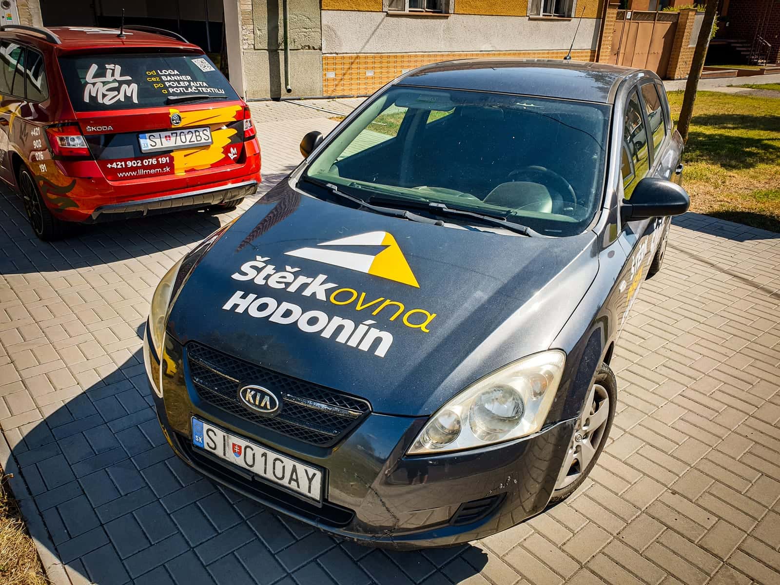 Kapota sivej Kie Ceed so žltým logom Štěrkovna Hodonín, záber zhora