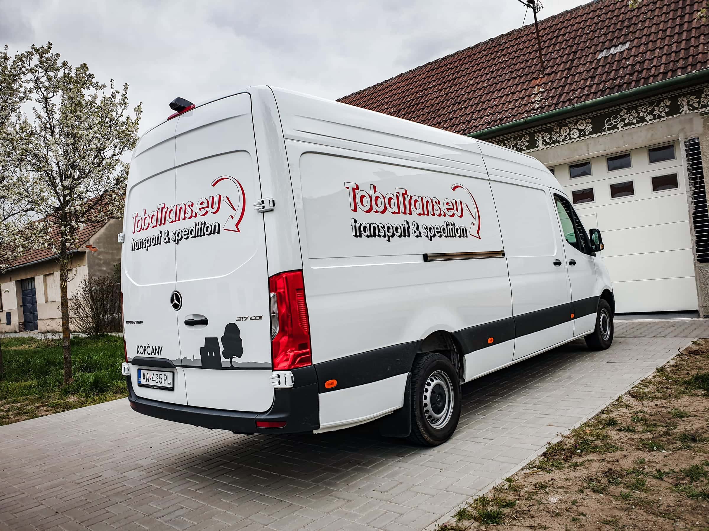 Biely Mercedes Sprinter s polepom TobaTrans.eu – transport & spedition, zadná trojštvrtka