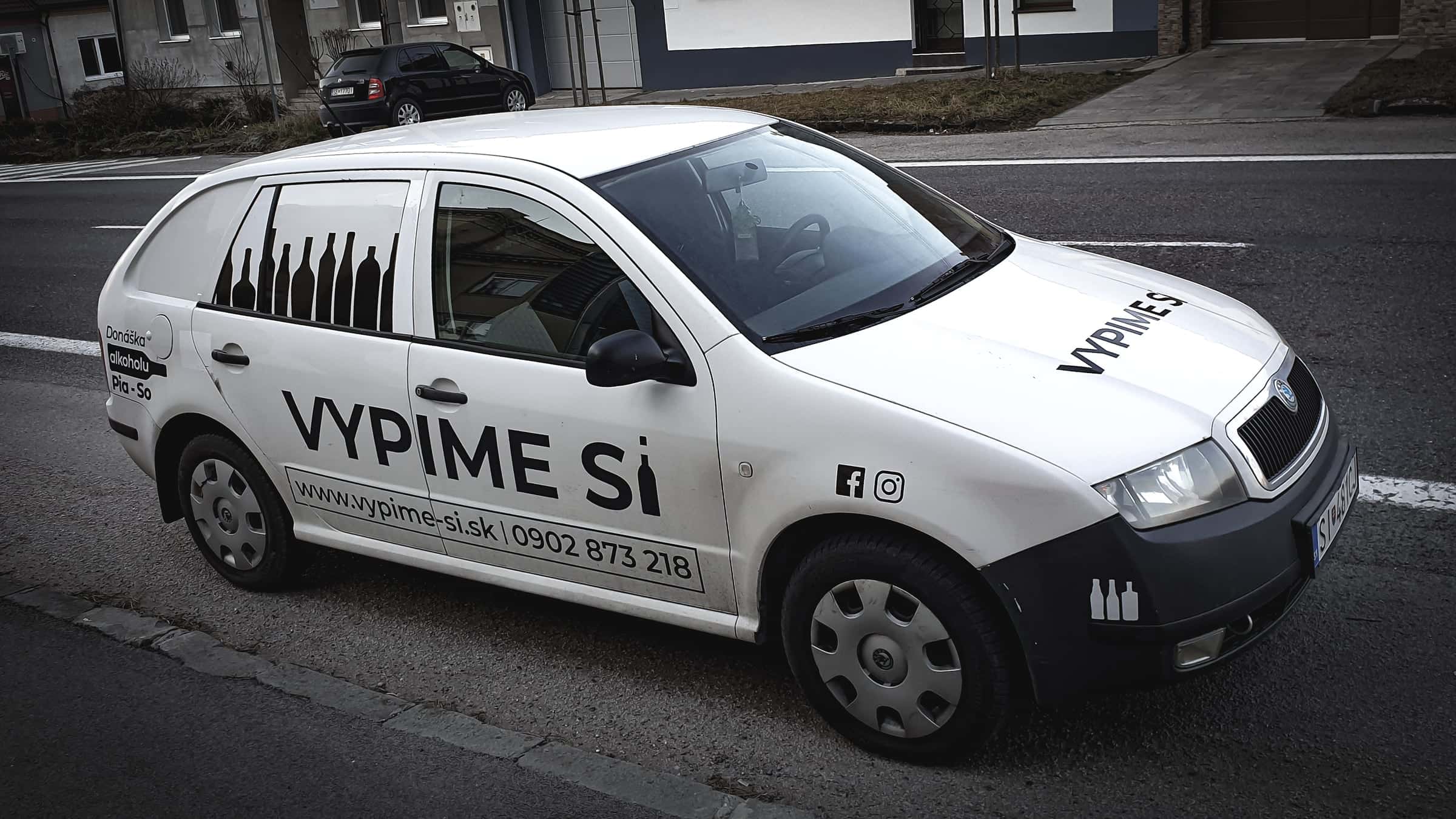 Biela Škoda Fabia Combi s polepom Vypime si – donáška alkoholu – spredu zboku