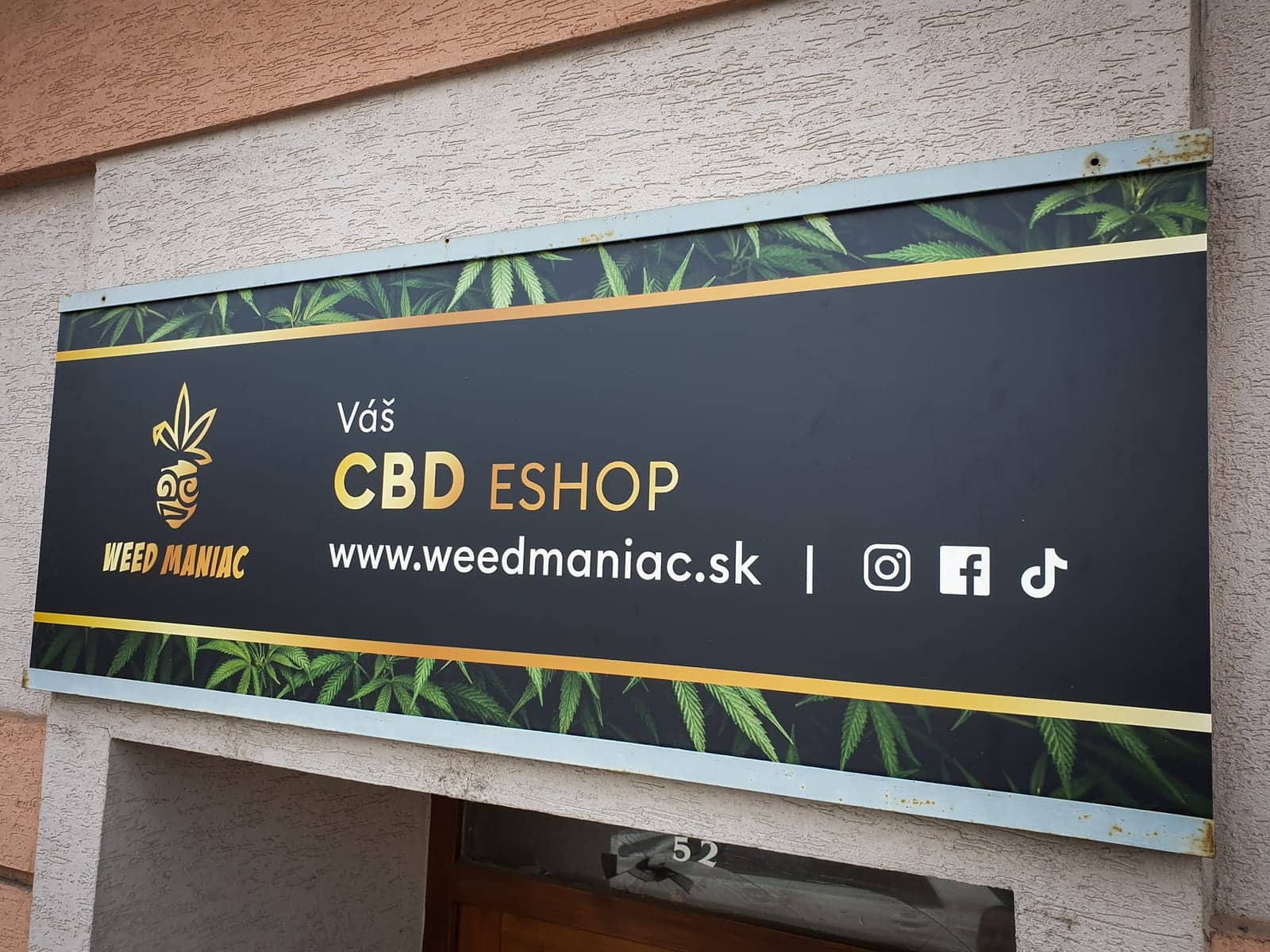 Cedula Weed Maniac – váš CBD eshop – s webom a sociálnymi sieťami nad vchodom